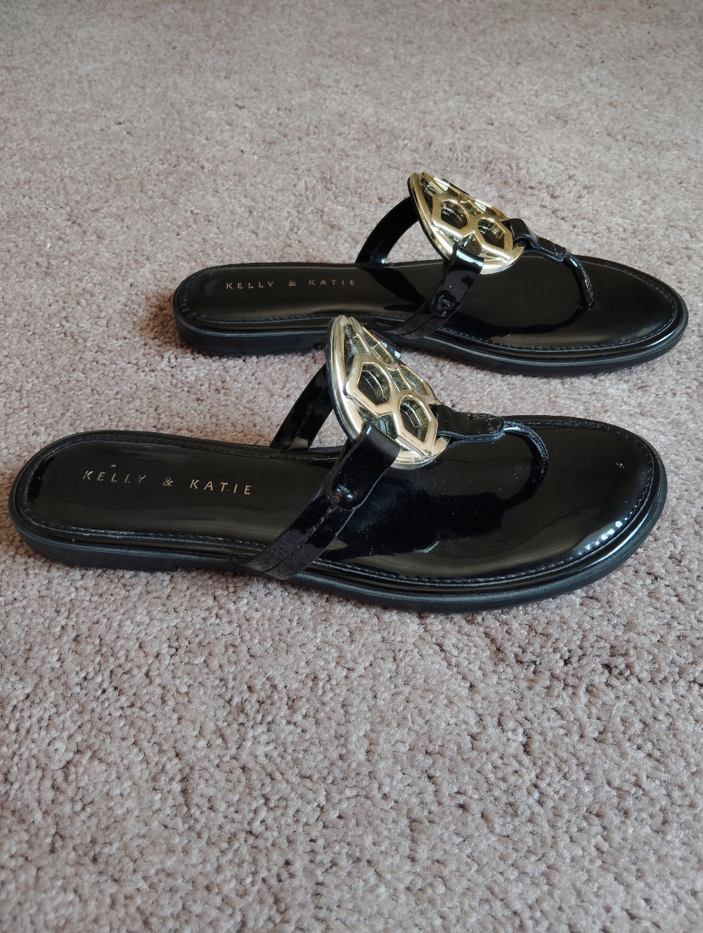 Kelly & Katie Black Patent Thong Sandals with Gold Emblem,sz 7.5 - Picture 3 of 7